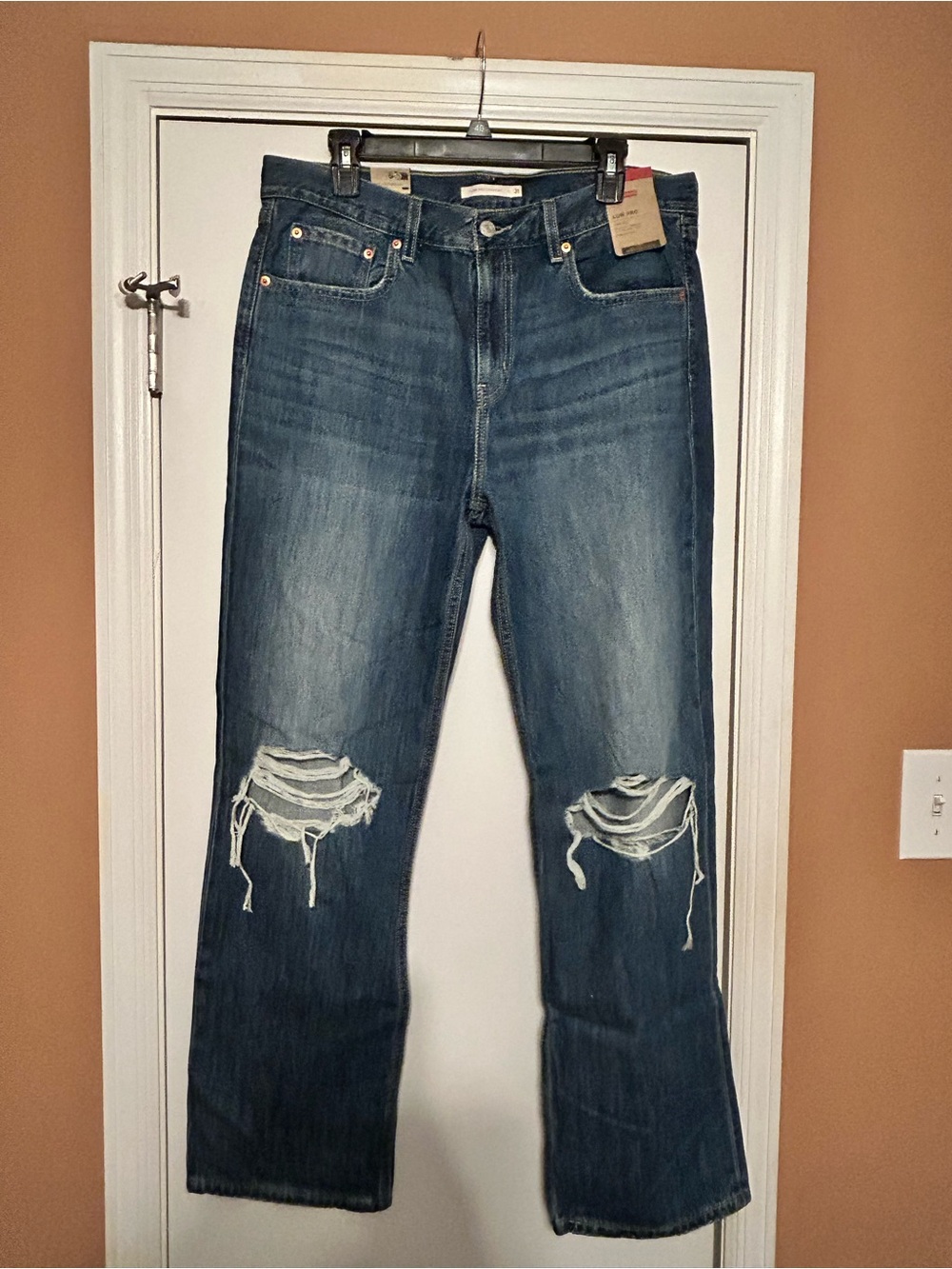 NWT Levi’s Low Pro Straight Jeans Size 31 Distressed Mid Rise Relaxed Fit